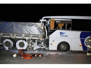 Uşak'ta yolcu otobüsüyle kamyon çarpıştı: 2 ölü, 18 yaralı