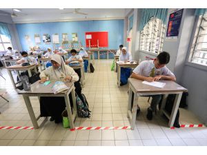 Malezya'da okullar 3 ay sonra yeniden açıldı