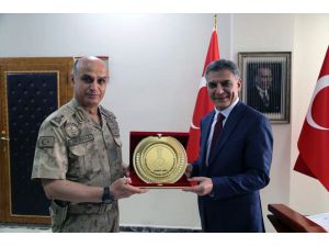 Diyarbakır Jandarma Bölge Komutanı Tuğgeneral Başoğlu'ndan Vali Özkan'a ziyaret