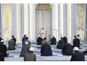 Diyanet İşleri Başkanı Erbaş, Ahmet Hamdi Akseki Camisi'nde sabah namazı kıldırdı