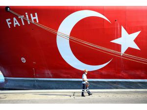 Türkiye'nin ilk yerli sondaj gemisi "Fatih" Trabzon Limanı'ndan ayrıldı