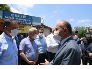 Manisa Valisi Yaşar Karadeniz, deprem bölgesinde incelemelerde bulundu