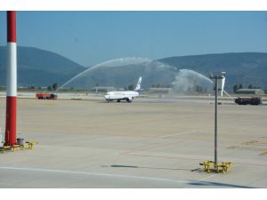 Milas-Bodrum Havalimanı'na Almanya'dan gelen ilk uçak "su takı" töreniyle karşılandı