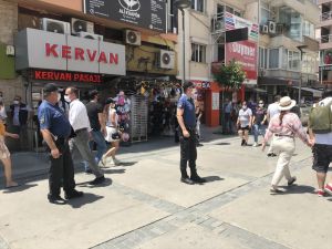 İzmir'de polis ekipleri maske denetimi yaptı