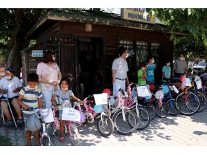 Hayırseverlerden topladığı bisikletleri çocuklara dağıtıyor