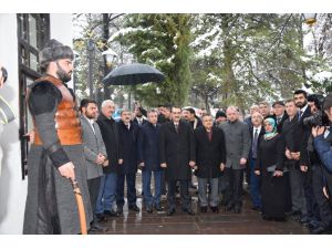 "Sancağı daha ileri taşımak için var gücümüzle çalışıyoruz"