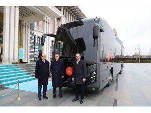 Erdoğan, Cumhurbaşkanlığına hediye edilen otobüsü inceledi