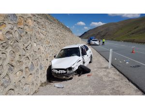 Erzincan'da otomobil istinat duvarına çarptı: 4 yaralı