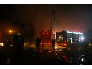 Manisa'da geri dönüşüm tesisinde çıkan yangın söndürüldü