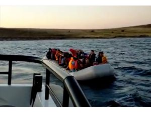 Ayvalık açıklarında Türk kara sularına itilen 40 sığınmacı kurtarıldı