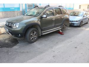 Adana'da park halindeki 13 otomobilin lastiğini kesen 2 zanlı yakalandı