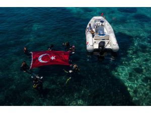 İzmirli dalgıçlar, Kabotaj Bayramı'nı batıkta Türk bayrağı açarak kutladı