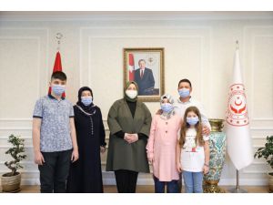 Bakan Zehra Zümrüt Selçuk, görme engelli hafız Ravzanur'u ağırladı