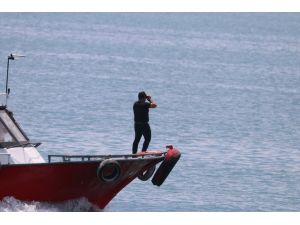 Van Gölü'nde kaybolduğu ihbar edilen teknenin aranmasına devam ediliyor