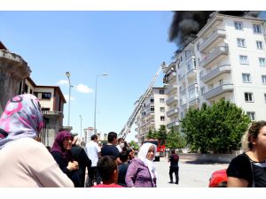 Kayseri'de 6 katlı binanın çatısı onarım sırasında yandı