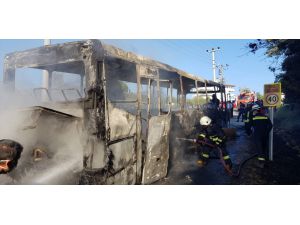 Antalya'da park halindeki servis otobüsü yandı