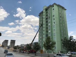Gaziantep'te apartmanda çıkan yangında 16 kişi dumandan etkilendi