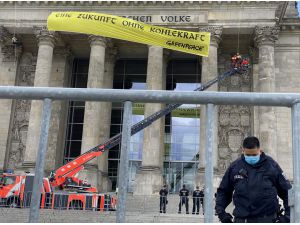 Greenpeace üyeleri, Almanya'da Federal Meclisin çatısında "kömür" eylemi yaptı