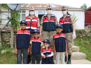 Bingöl'de jandarma depremzedeleri yalnız bırakmıyor