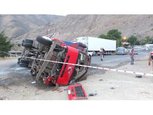 Elazığ'da devrilen kamyondaki 3 kişi yaralandı