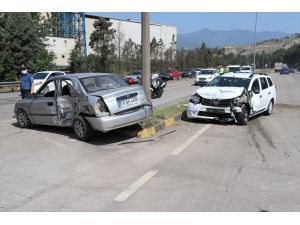 Karabük'te iki otomobil çarpıştı: 2'si çocuk 7 yaralı