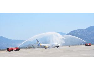 Dalaman Havalimanı'na Ukrayna'dan gelen uçak "su takı"yla karşılandı
