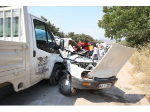 Muğla'da kamyonetle otomobil çarpıştı: 1 ölü, 1 yaralı