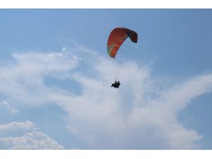 Adana'da düzenlenen yamaç paraşütü festivali renkli görüntülere sahne oldu