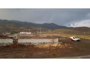 Erzincan'da köy yolu taşkın tehlikesi nedeniyle ulaşıma kapatıldı
