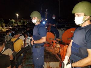 GÜNCELLEME - İzmir'de bir gemide 276 sığınmacı yakalandı