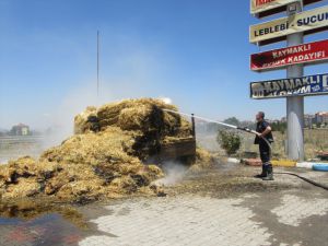 Afyonkarahisar'da seyir halindeki traktörün römorkundaki saman balyaları yandı