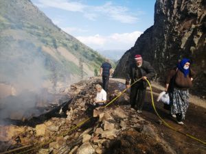 GÜNCELLEME 2 - Artvin'de bir köyde çıkan yangın kontrol altına alındı