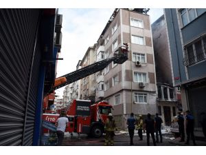 Fatih'te, müstakil evde başlayan ve yandaki apartmanlara da sirayet eden yangın söndürüldü