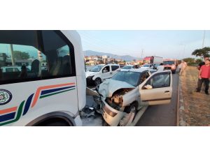 Muğla'da otomobil ile yolcu minibüsü çarpıştı: 7 yaralı