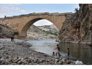 Sıcak havadan bunalan turistler Kahta Çayı'nda serinledi