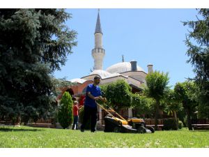 Edirne'deki "çevreci cami" cemaatinin desteğiyle güzelleşiyor