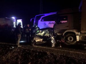 Kayseri'de otomobil tırla çarpıştı: 2 ölü, 1 yaralı