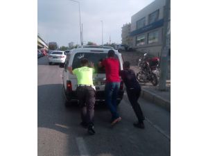 Adana’da trafik polisi, yolda aracı arızalanan sürücüye yardım etti