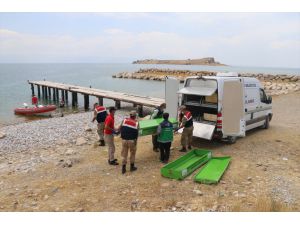 Van Gölü'nde batan teknedeki cesetlerin çıkarılması çalışmalarına ara verildi
