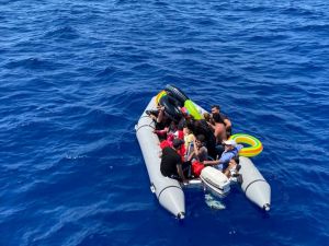 Muğla'da Türk kara sularına itilen 60 sığınmacı kurtarıldı