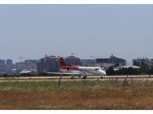 Kovid-19 hastası Türk vatandaşları ambulans uçakla yurt dışından getirildi