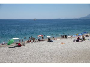 Antalya'da sıcak havada bunalanlar sahillerde serinlemeye çalıştı