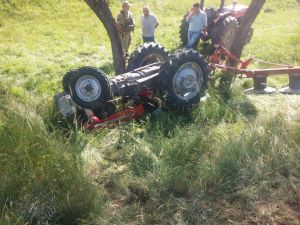 Erzincan'da dereye devrilen traktörün sürücüsü öldü
