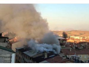 Elazığ'da boş binanın çatısında çıkan yangın söndürüldü