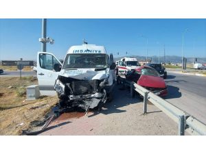 Afyonkarahisar'da minibüs ile otomobil çarpıştı: 17 yaralı