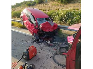 İzmir'de ters yönden ilerleyen otomobil kazaya neden oldu: 1 ölü, 1 yaralı