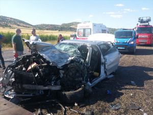 Adıyaman'da hafif ticari araç ile otomobil çarpıştı: 3 yaralı