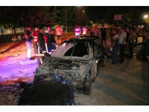 Elazığ'da park halindeki araca çarpan otomobil alev aldı: 3 yaralı