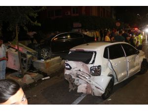 Adana'da otomobil trafik ışıklarında bekleyen araçlara çarptı: 2 yaralı