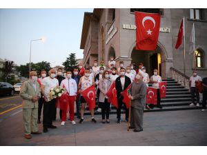Nevşehir'den bir grup sporcu, Ömer Halisdemir'in Niğde'deki kabrine koşuyor